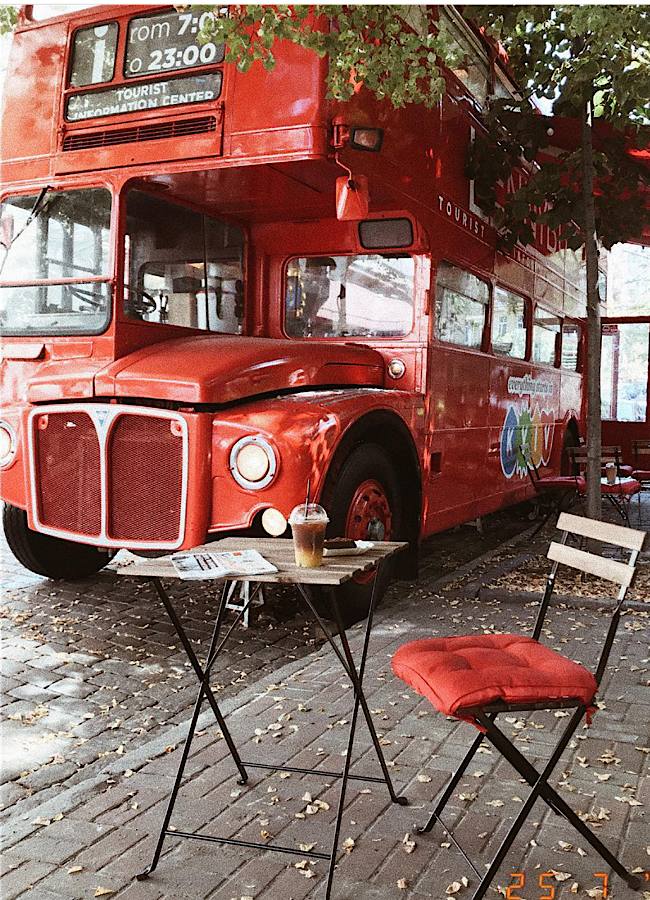 Чи знаєте ви історію червоного лондонського автобуса, який став київською кав’ярнею у самому центрі
