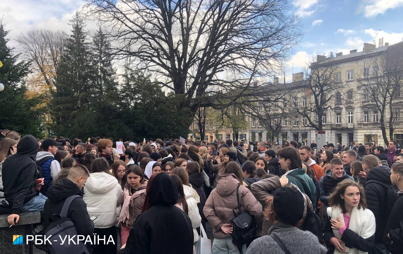 "Освіта без комуністів". У Львові великий мітинг проти Фаріон, тисячі студентів вийшли на вулицю