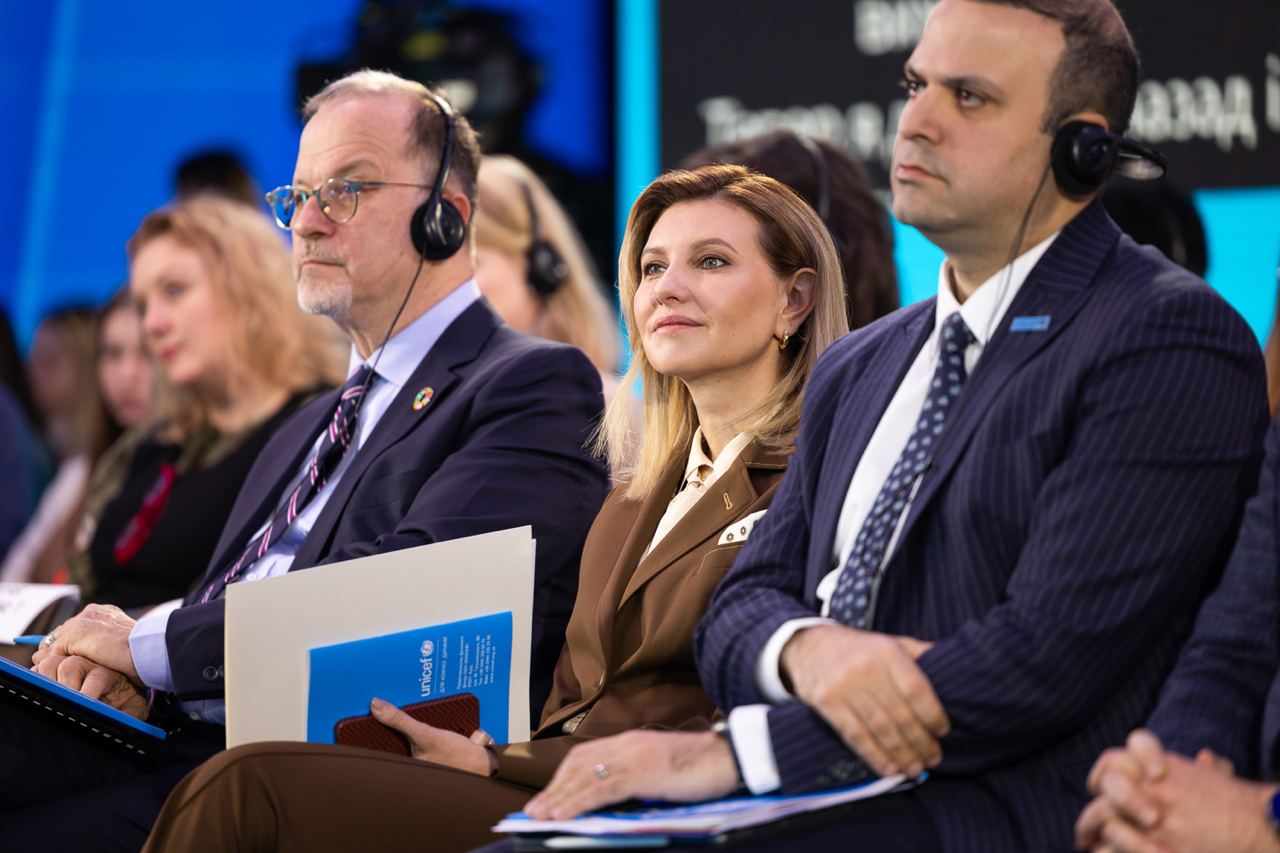 Зеленская в лаконичном костюме рассказала о важности роста детей в полноценной семье