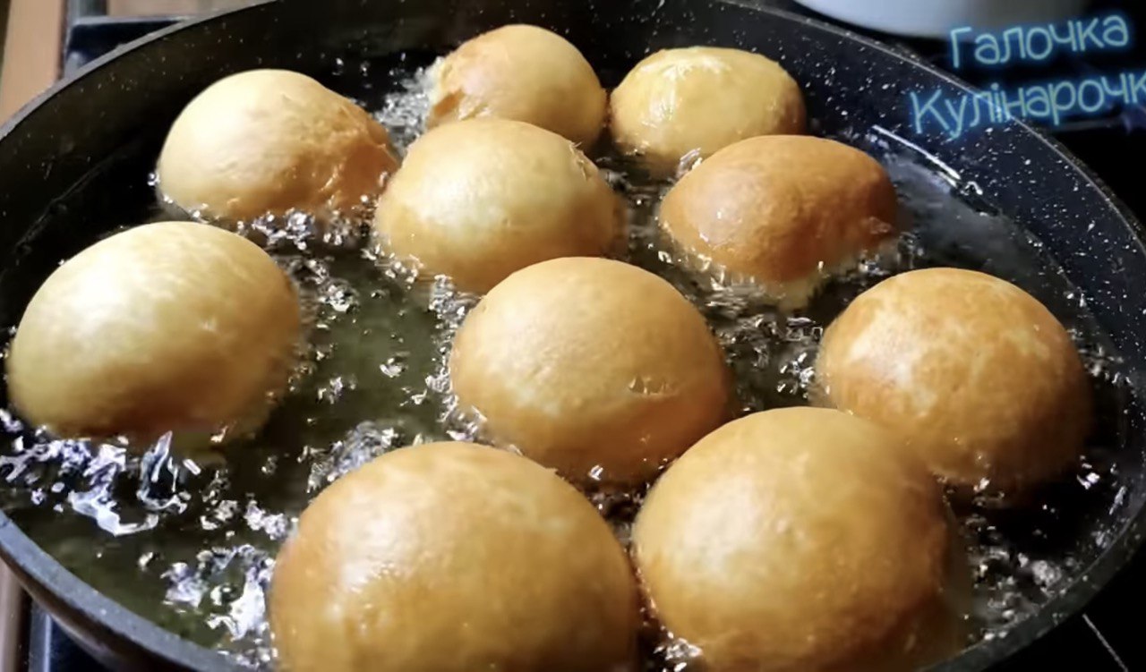 Смачні пончики з вишнями на Різдво: простий покроковий рецепт