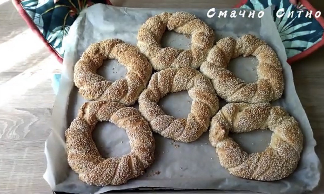 Як швидко і легко приготувати відомі турецькі бублики з кунжутом: покроковий рецепт
