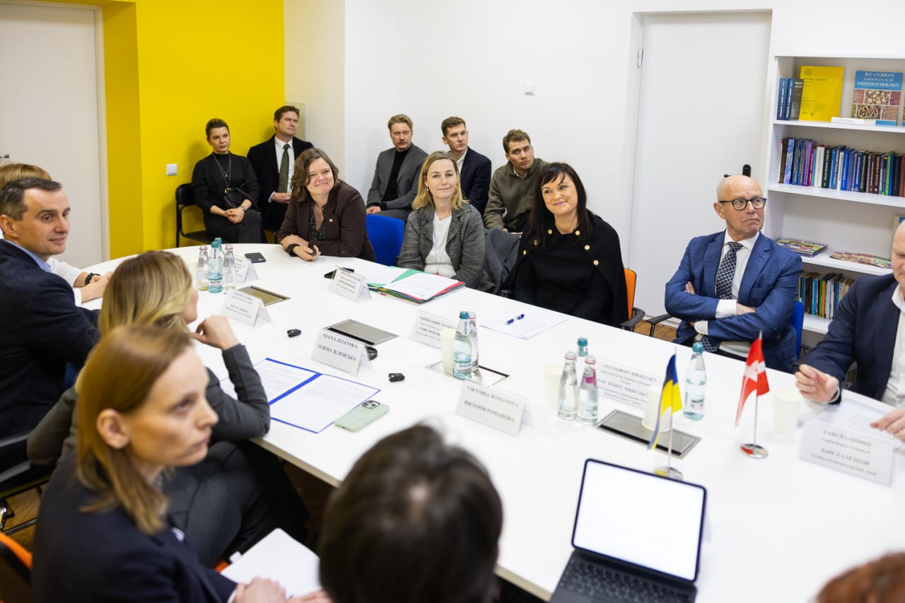 Олена Зеленська показала, як носити класичний костюм з цікавою формою брюк (фото)