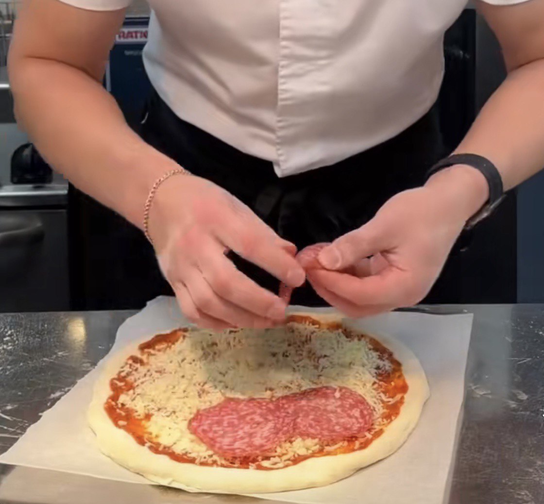 Як в ресторані та з "правильними" бортиками: рецепт домашньої піци від українського шеф-кухаря