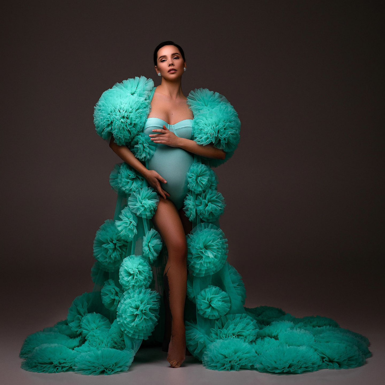 Дружина Євгена Кота засвітила вагітний животик на останніх сроках у яскравій фотосесії