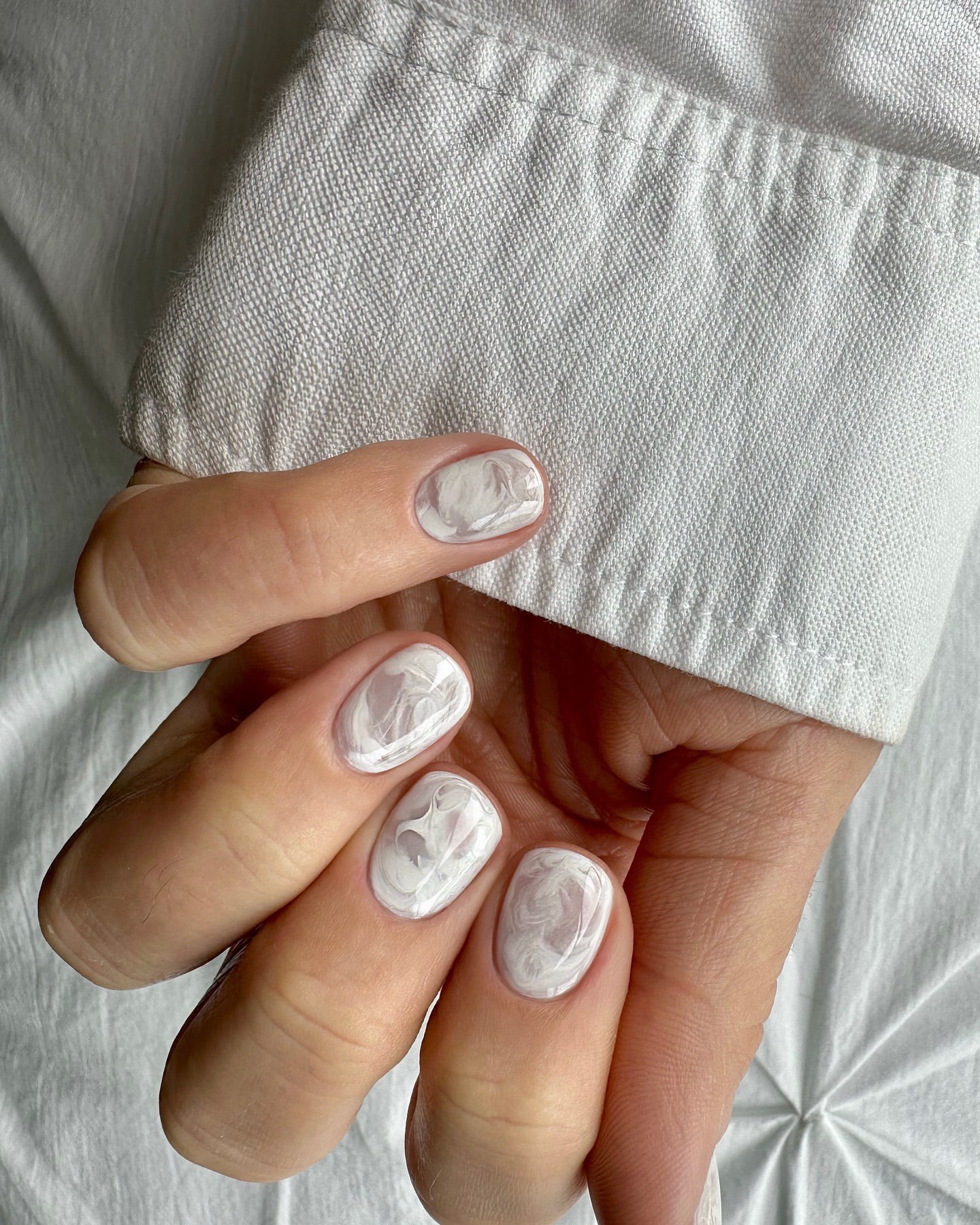 Білий манікюр не виходить із моди: ідеї стильних дизайнів на осінь 2024