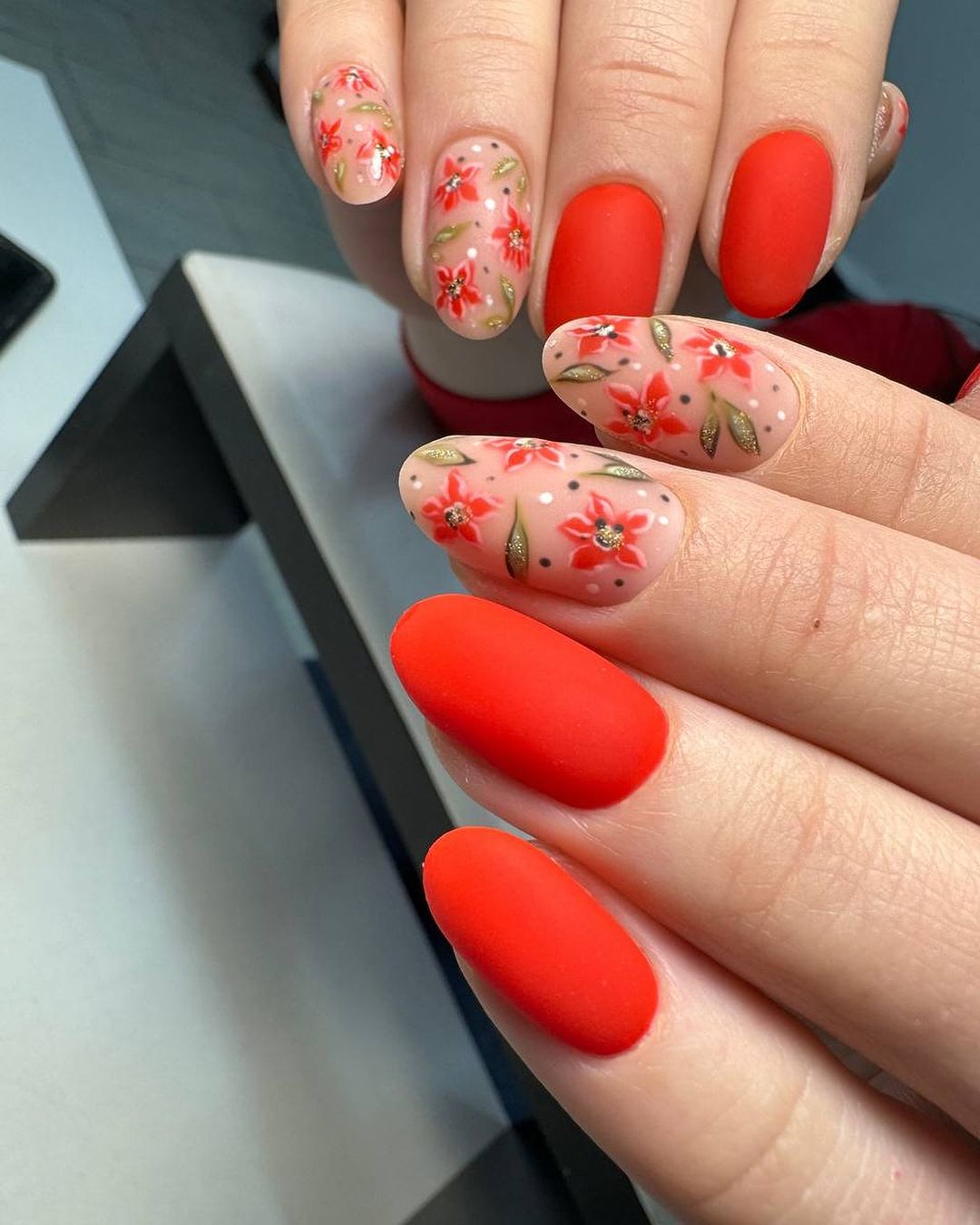 Червоний манікюр - вічна класика, яка завжди у тренді: ідеї дизайнів на осінь 2024