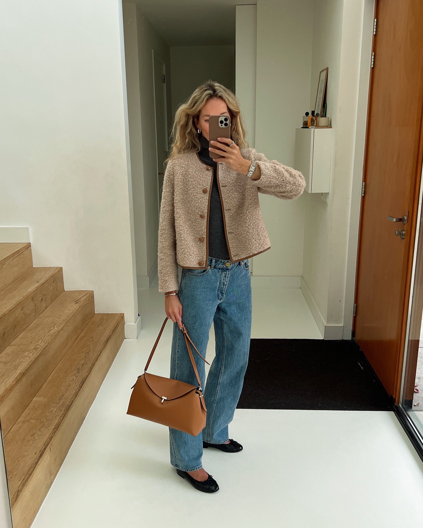 З чим носити джинси восени та взимку: блогерка показала 7 стильних образів на кожен день