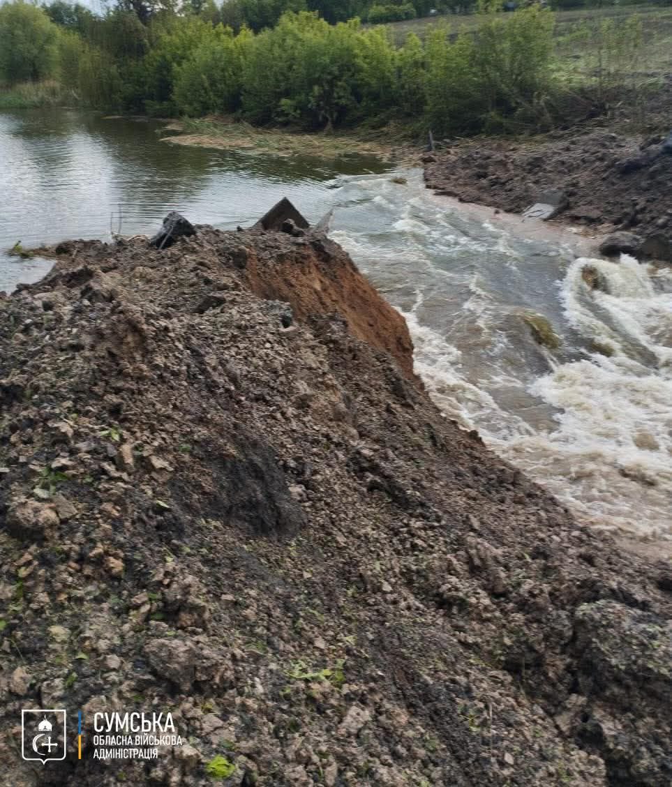 РФ обстріляла гідротехнічні споруди у Сумській області: чи є загроза для цивільних