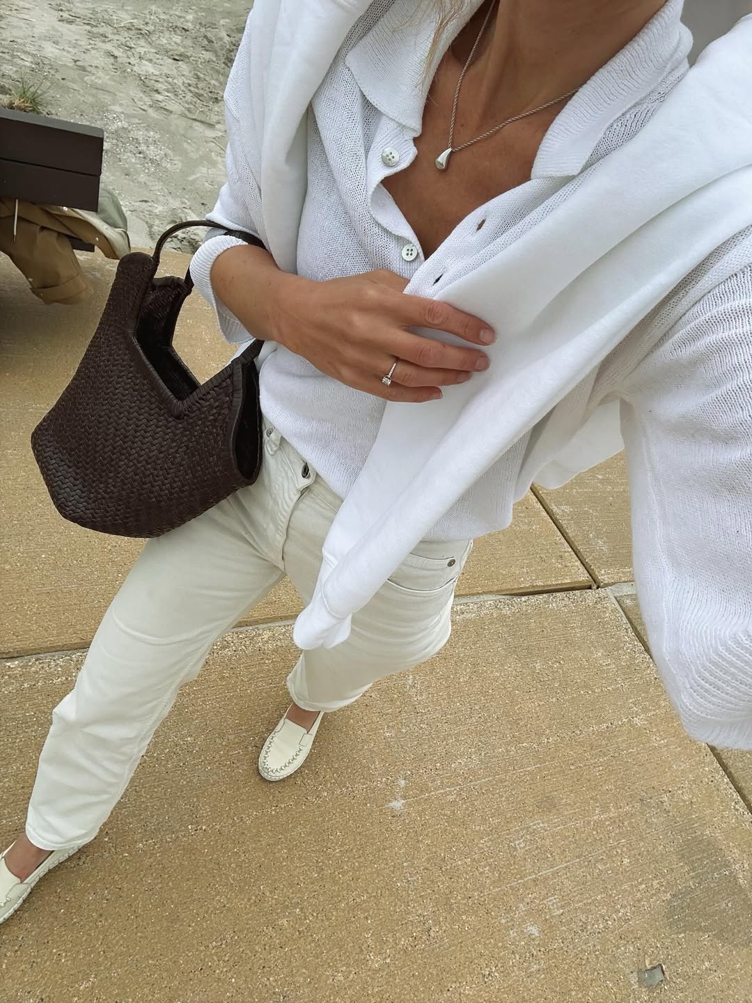 Цей колір джинсів - головний хіт літа 2025: з чим їх носити, щоб виглядати модно