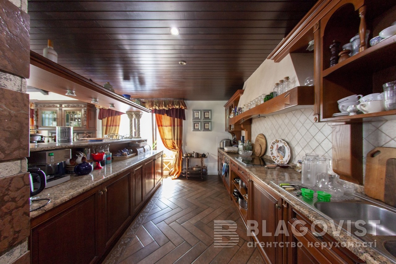 Власний ліфт і три рівні: як виглядає квартира за 28 мільйонів у центрі Києва (фото)