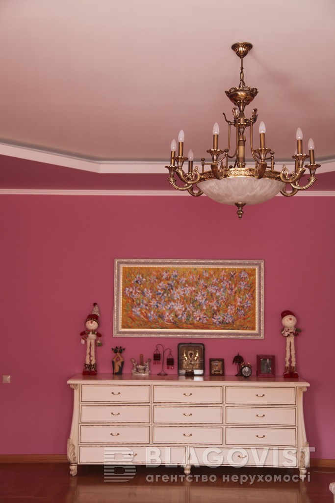 Под Киевом продают элитный особняк с местом для теннисного корта и вертолетной площадки (фото)