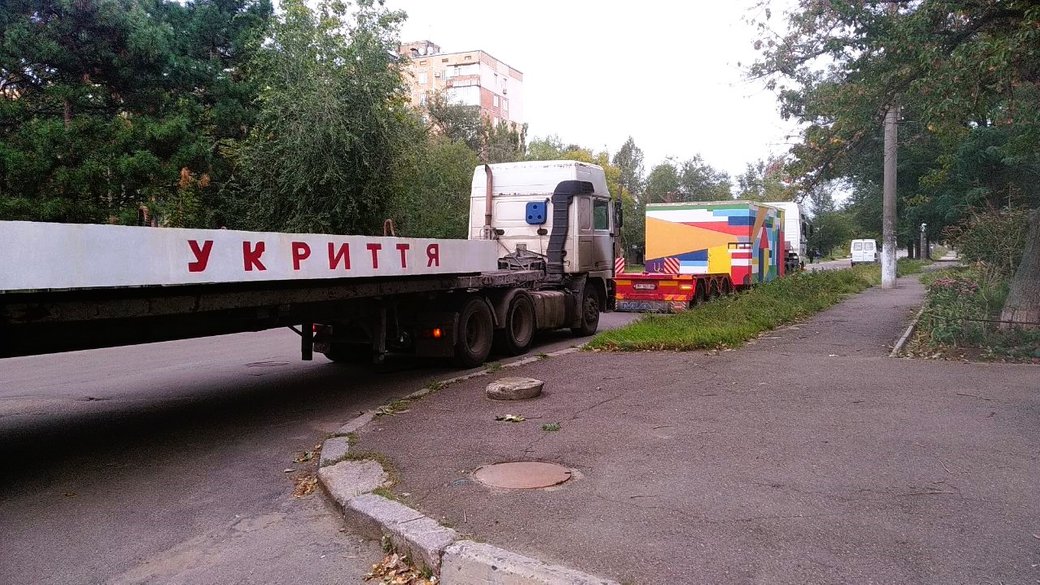 У Миколаєві поставили першу зупинку-укриття: як вона виглядає