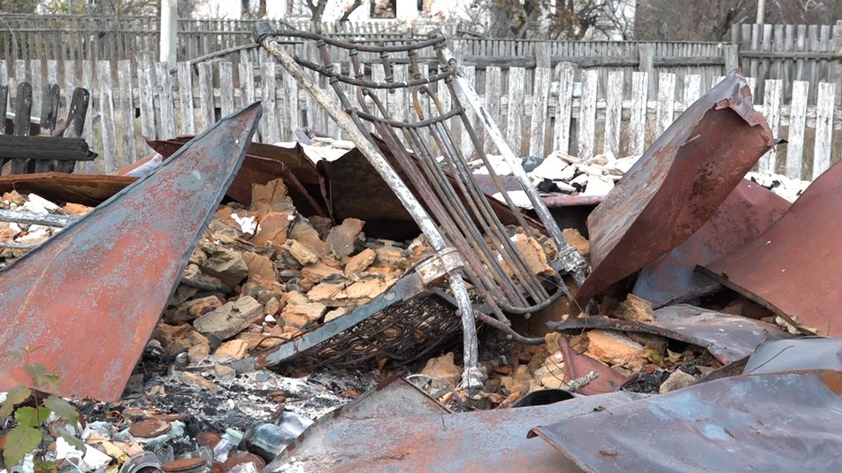 На подвір'ї лежать осколки боєприпасів: у селі біля кордону з Білоруссю лишилося четверо жителів