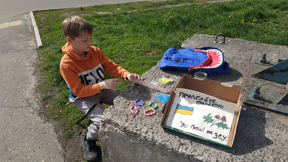 Маленький украинец изготавливает и продает браслеты, чтобы помочь ВСУ (фото)