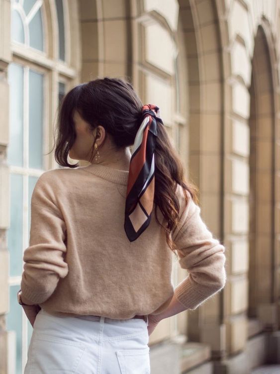 Платок - хит сезона! Как носить этот стильный аксессуар: яркие примеры с фото