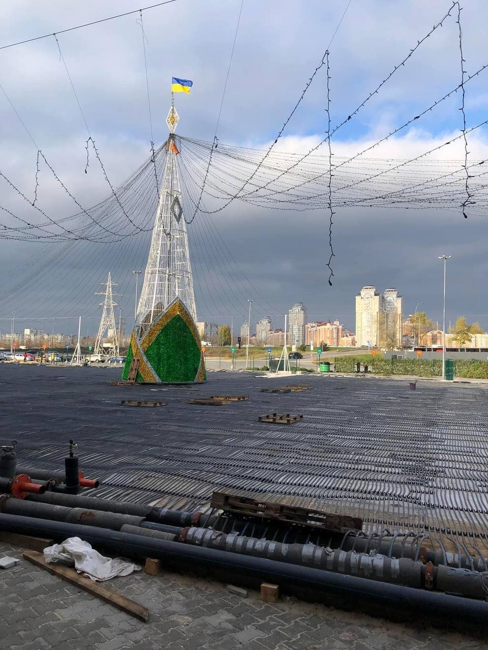 У Києві почали встановлювати першу новорічну ялинку: що про неї відомо (фото)