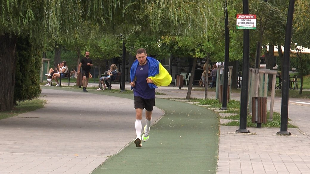 Украинский спортсмен пробежал 250 километров, чтобы собрать деньги для ВСУ: преодолевал путь даже в ливень