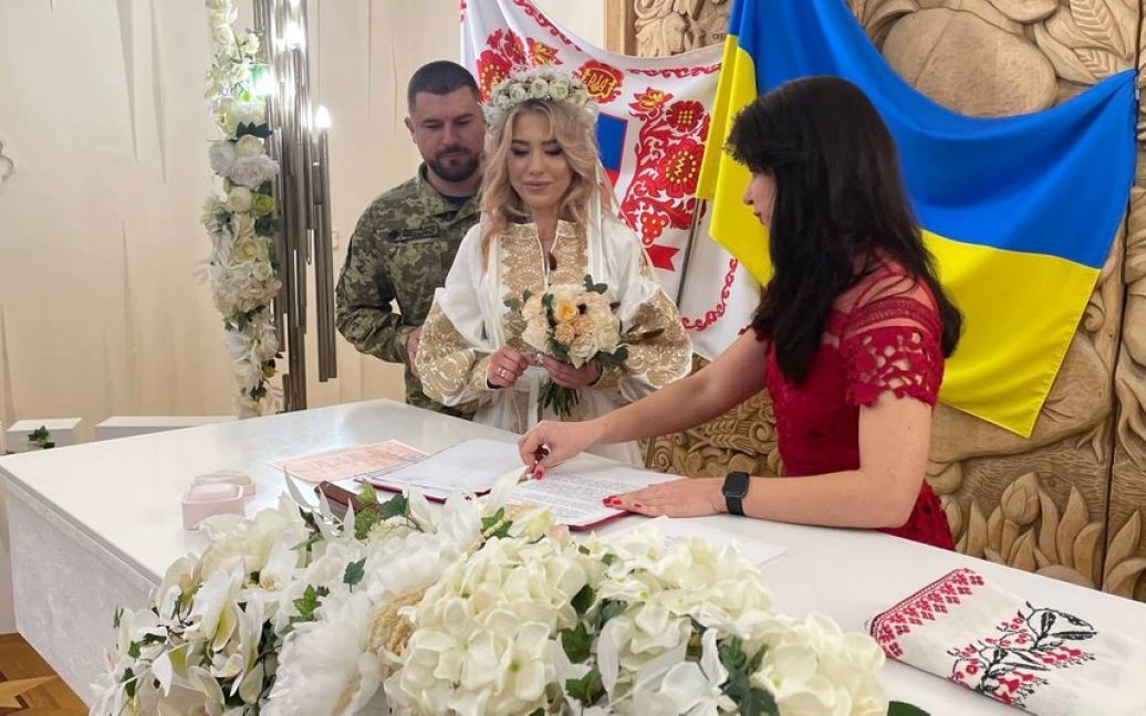 "Всі переправи та дороги розбиті": боєць ЗСУ їхав на танку, щоб встигнути на своє весілля