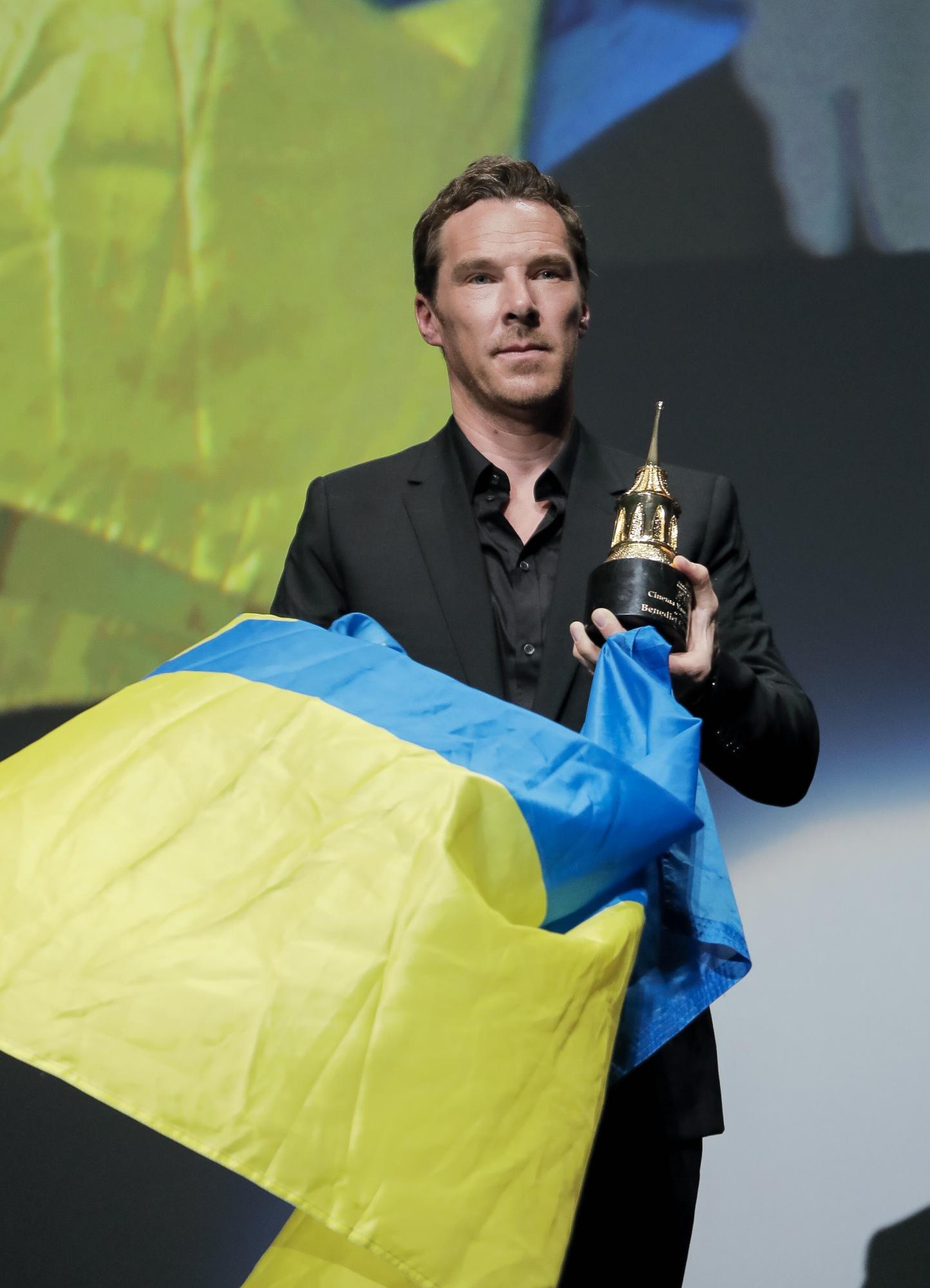 Прапор свободи і мужності. Хто і як у світі підтримав Україну синьо-жовтими прапорами