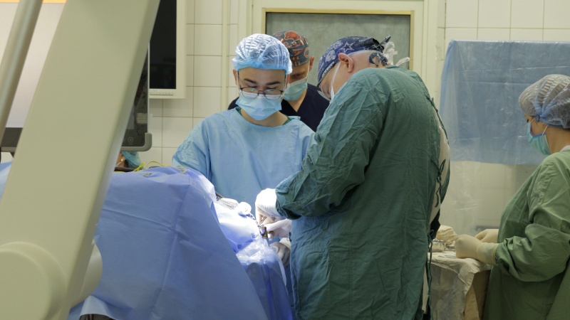 Нескінченна зміна. Один день з медиками лікарні Мечникова, де щодня рятують військових