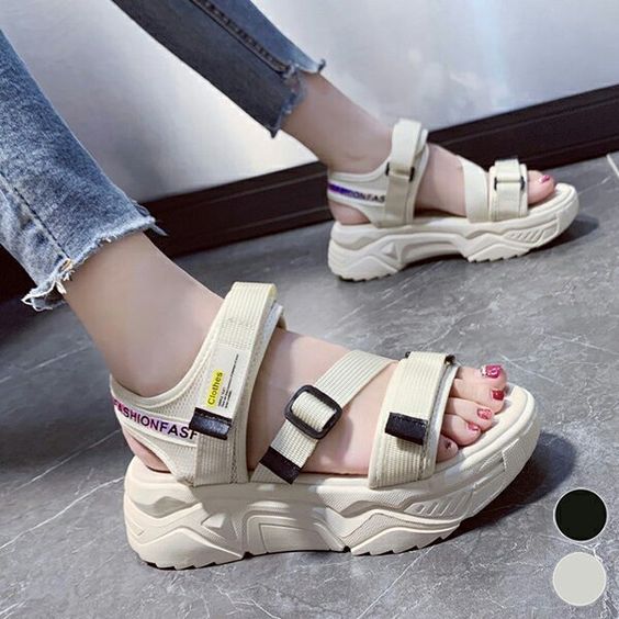 Таке більше ніхто не носить. Дивіться, яке взуття очолило антитренди літа 2023 (фото)