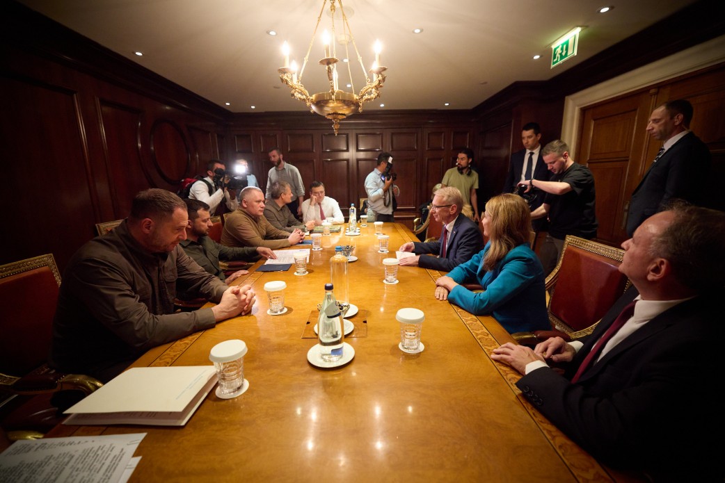 Зеленский обсудил с премьером Болгарии безопасность в море и альтернативные "зерновые коридоры"