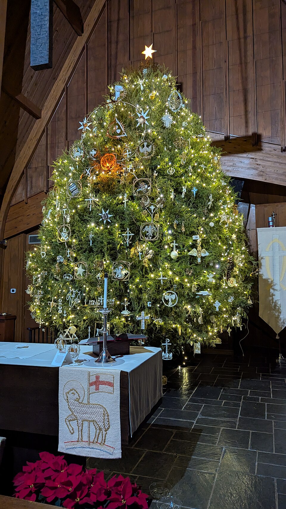 Коли та як з'явилася ялинкова кулька в Україні: все про заборонені іграшки та звичаї кельтів