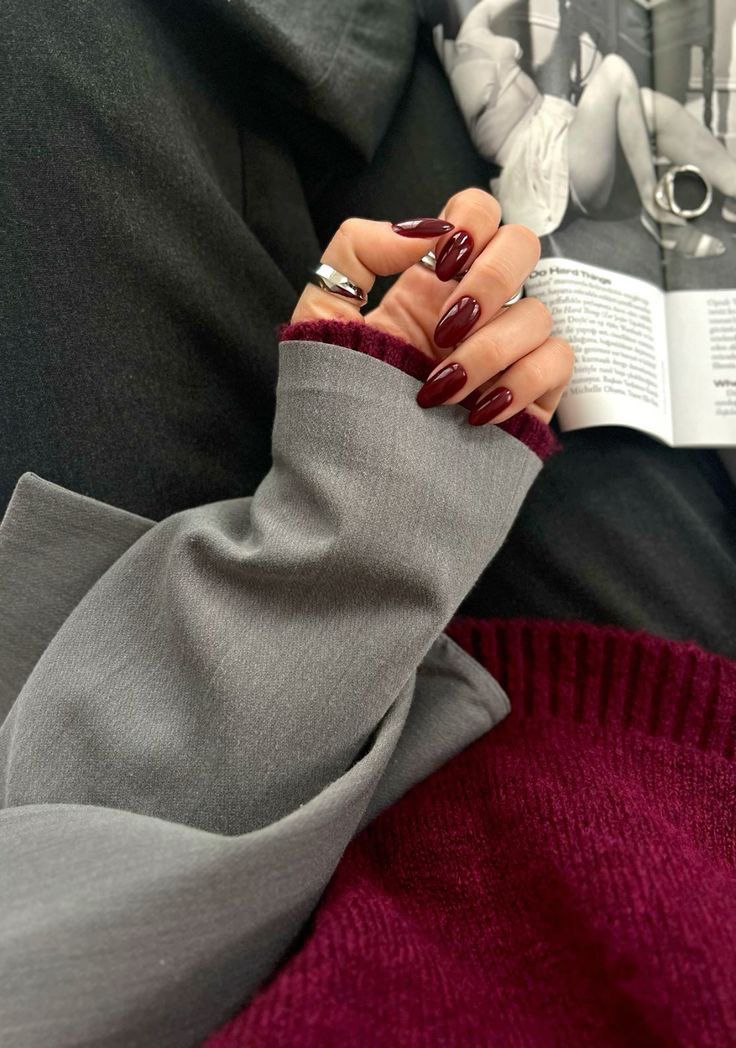 Грошовий манікюр на листопад 2025: цей колір привабить багатство й удачу