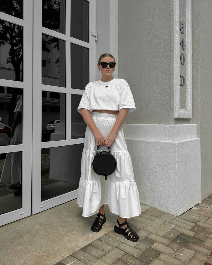 Модний мастхев літа 2025: базова футболка і спідниця в стилі бохо