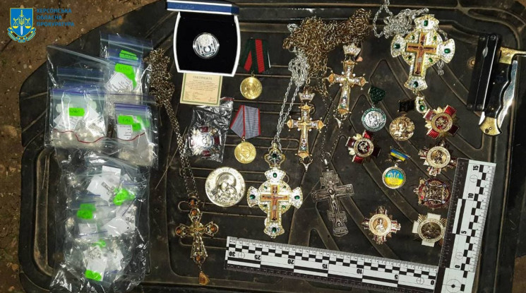 Под Херсоном грабители вынесли из дома священника церковное имущество с серебром