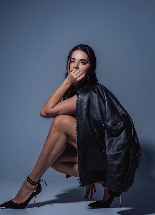 10 найгарячіших образів дружини Олександра Усика: око не відірвати