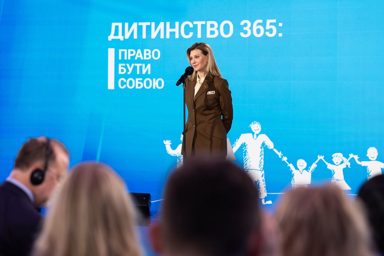 Зеленская в лаконичном костюме рассказала о важности роста детей в полноценной семье