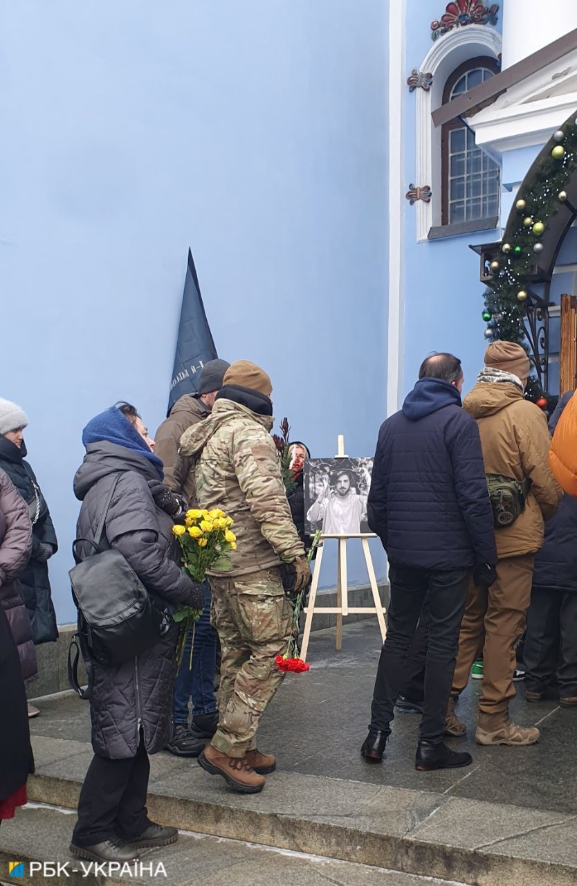 У Києві прощаються з загиблим поетом Максимом Кривцовим: щемливі фото