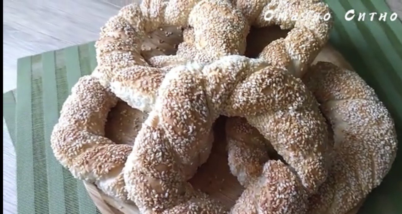 Як швидко і легко приготувати відомі турецькі бублики з кунжутом: покроковий рецепт