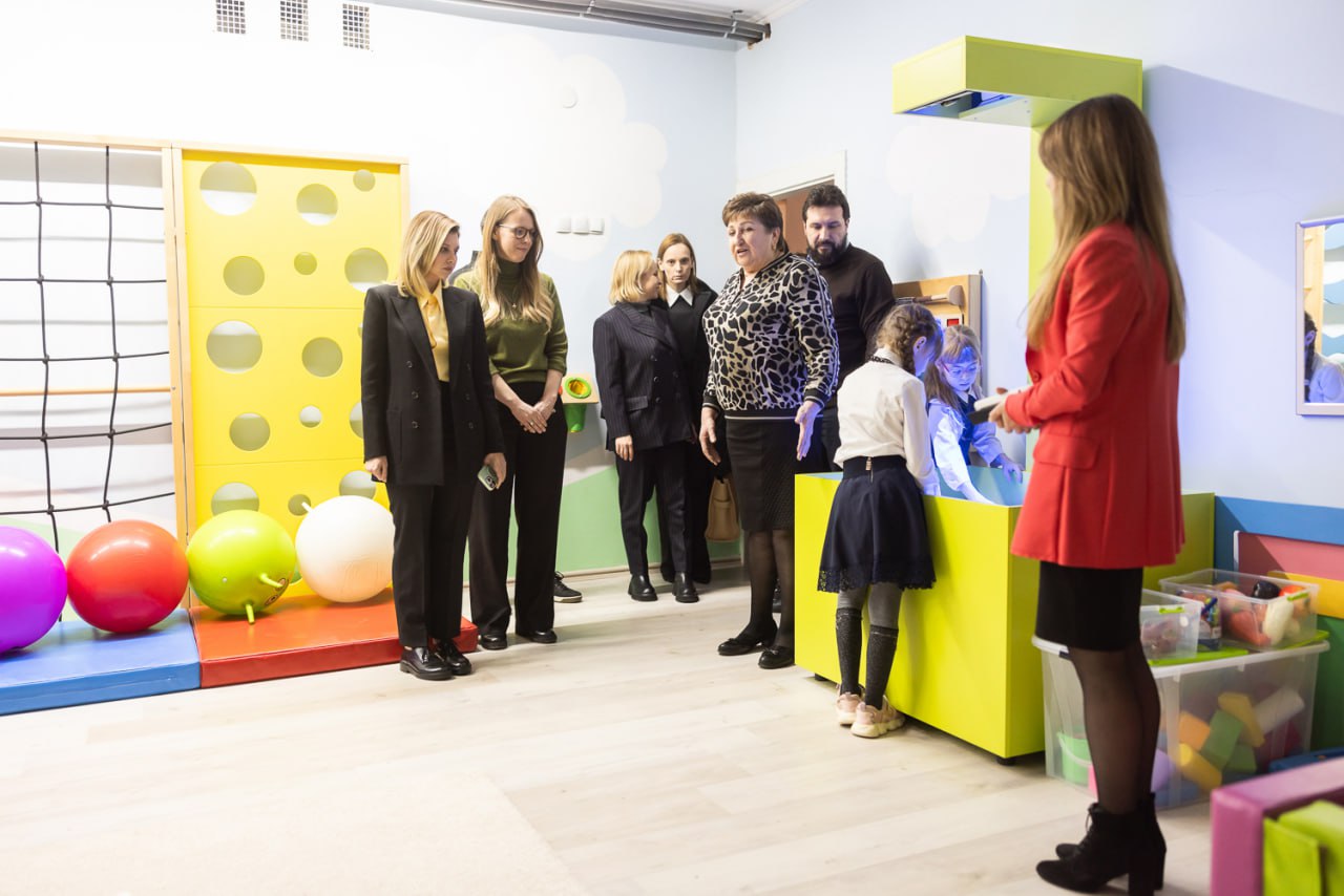 Олена Зеленська показала, як поєднати яскраву сорочку з класичним костюмом (фото)