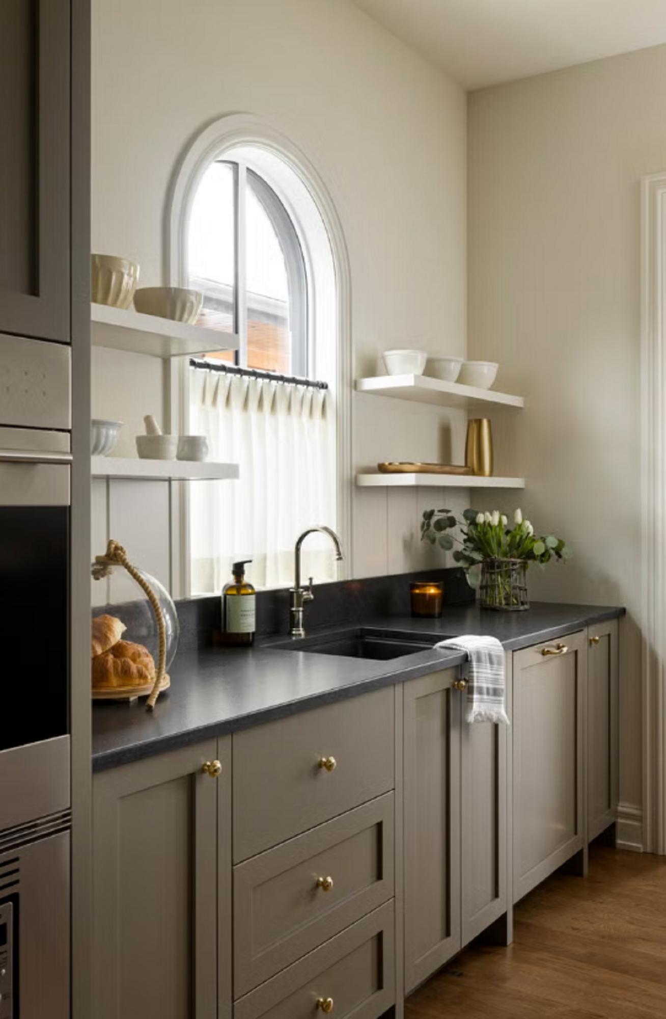 15 ідеальних кольорів фарби для кухонних шаф, які ніколи не виходять з моди