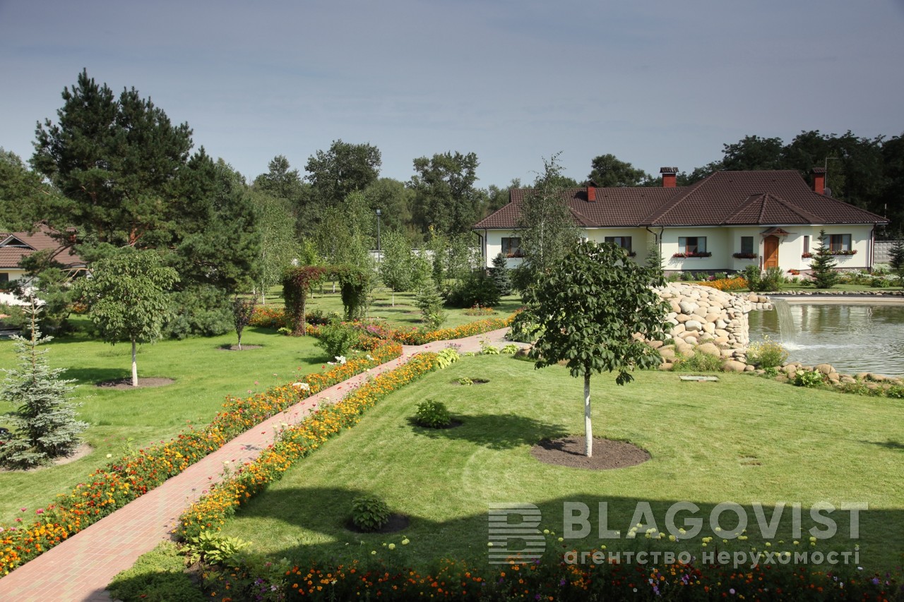 Под Киевом продают элитный особняк с местом для теннисного корта и вертолетной площадки (фото)
