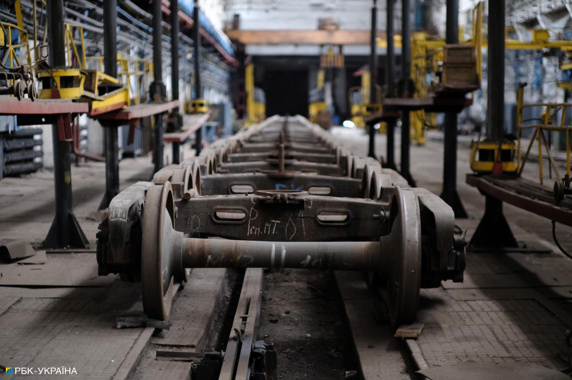 Ранковий удар по Києву. Фоторепортаж з обстріляного ДВРЗ