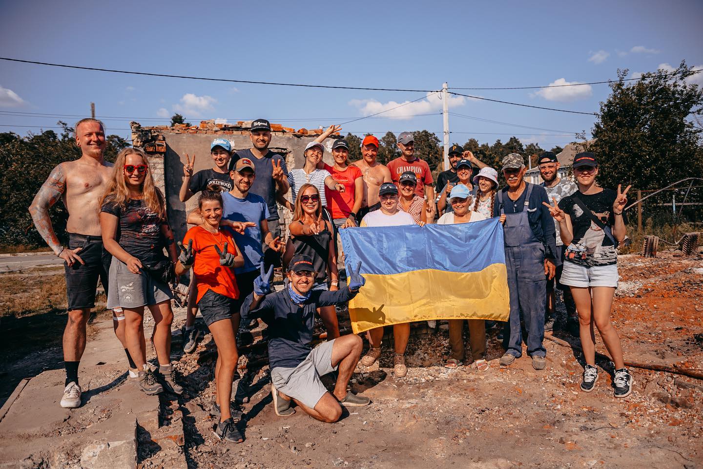 Путешественники ездят по Украине, разбирая заваленные дома: как живут и работают magic-люди