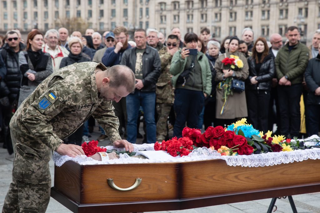 Порошенко з побратимами на Майдані Незалежності попрощалися із Олегом Барною: фото