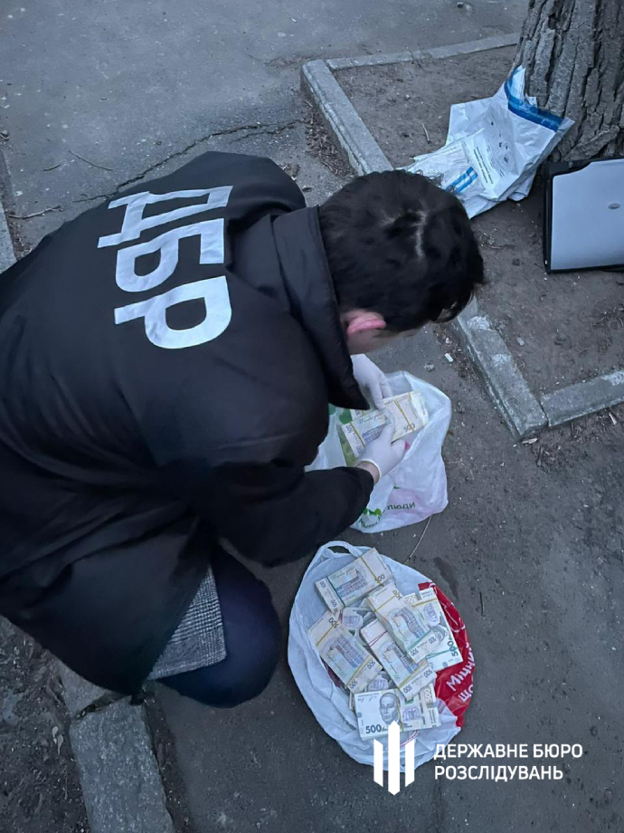 Пропонував солдатам перевестися в тил. Кадровика ТрО затримали на хабарі