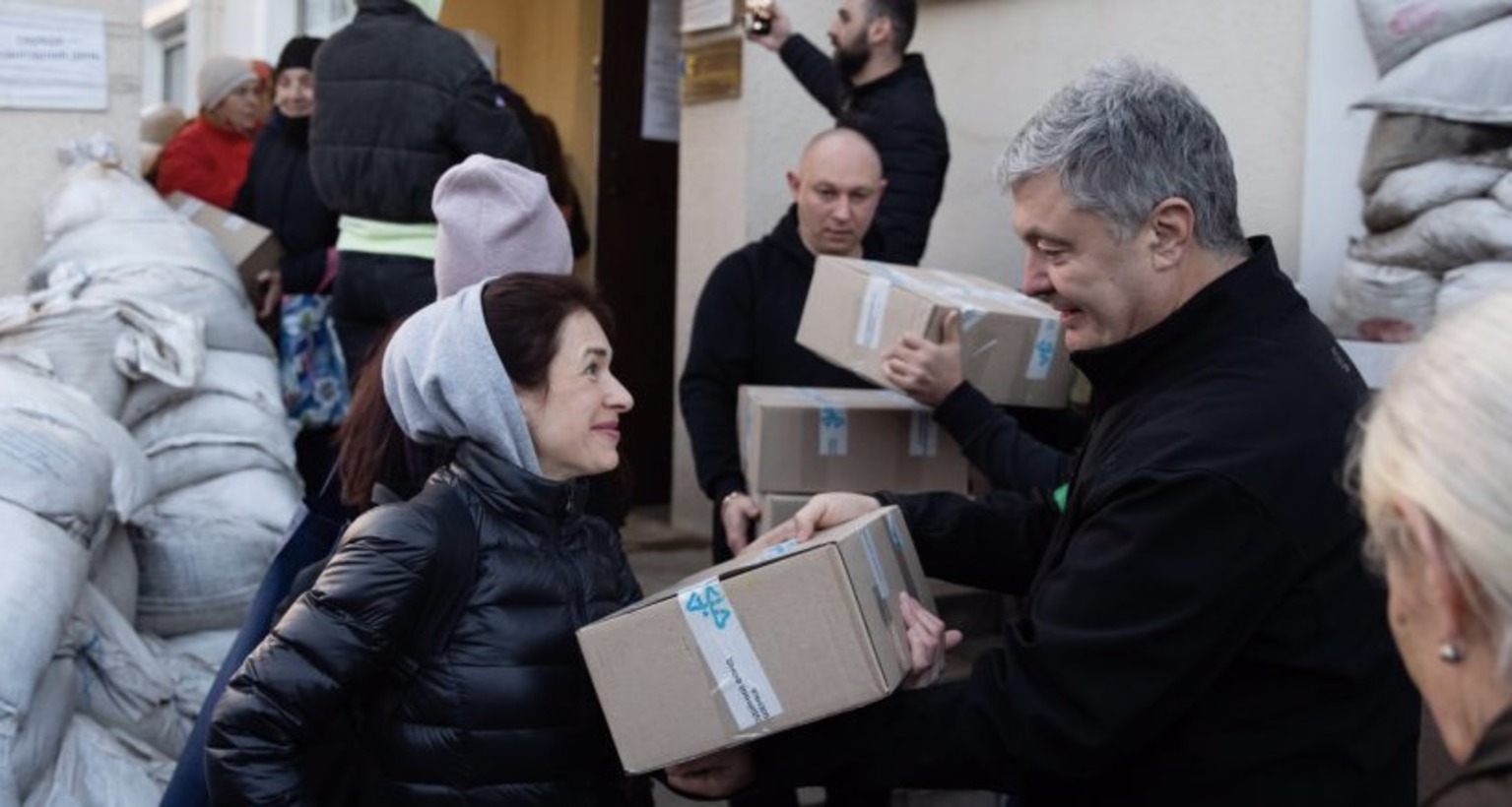 В волонтерский центр в Днепре привезли несколько машин гуманитарного груза, - Порошенко