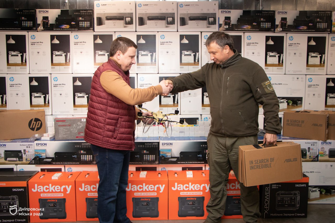 Дніпряни передали захисникам 400 одиниць різного виду оргтехніки та обладнання