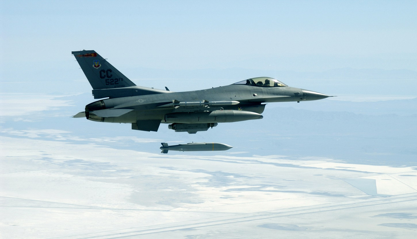 Відповідь КАБам? У чому плюси авіабомби JSOW та чи зможе Україна використати її на повну