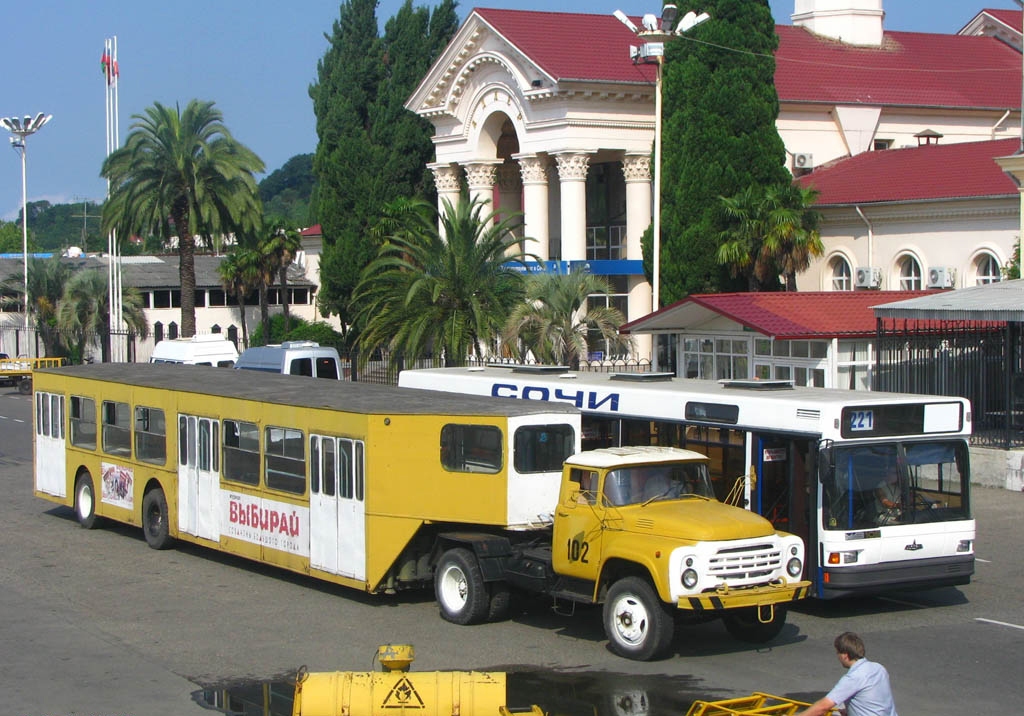 Почему в аэропортах СССР людей к трапу самолета возили грузовые автомобили с прицепом