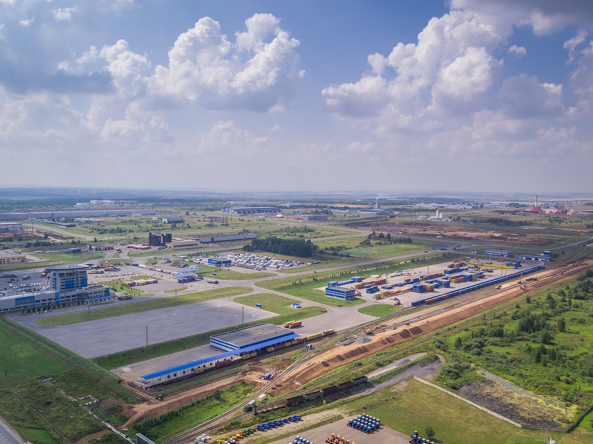 За 1000 км від України. Що відомо про атаку на завод з "Шахедами" та НПЗ у Татарстані