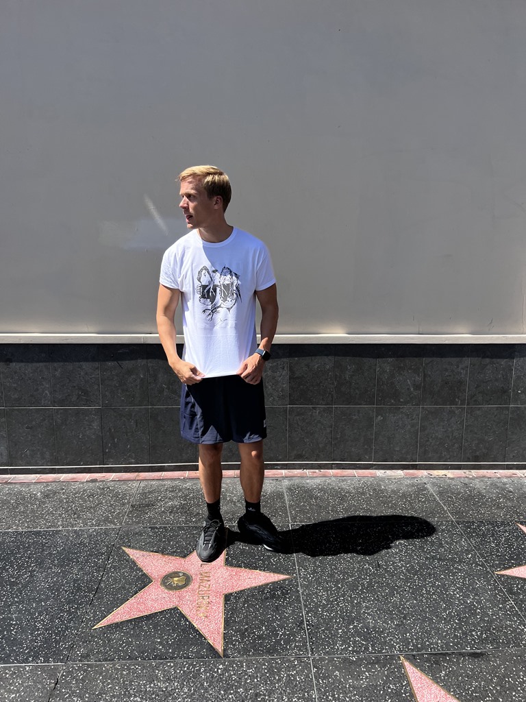 Астафьева, Пивоваров и даже Мисс Украина нарядились в похожие футболки: зачем звезды это сделали