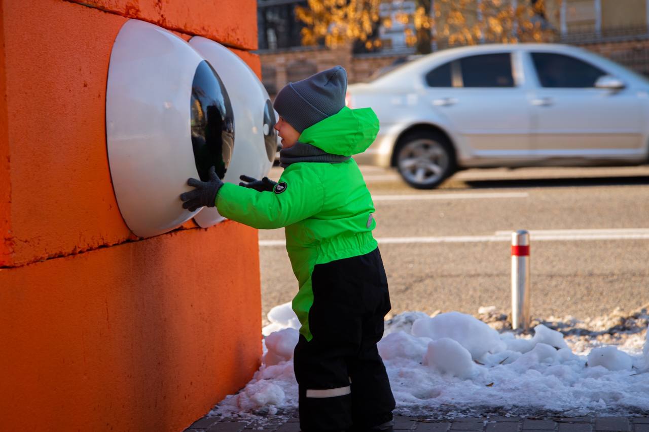 Київ усіяли "казкові" бетонні блоки: хто і навіщо це зробив