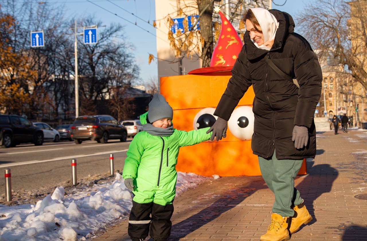 Київ усіяли "казкові" бетонні блоки: хто і навіщо це зробив