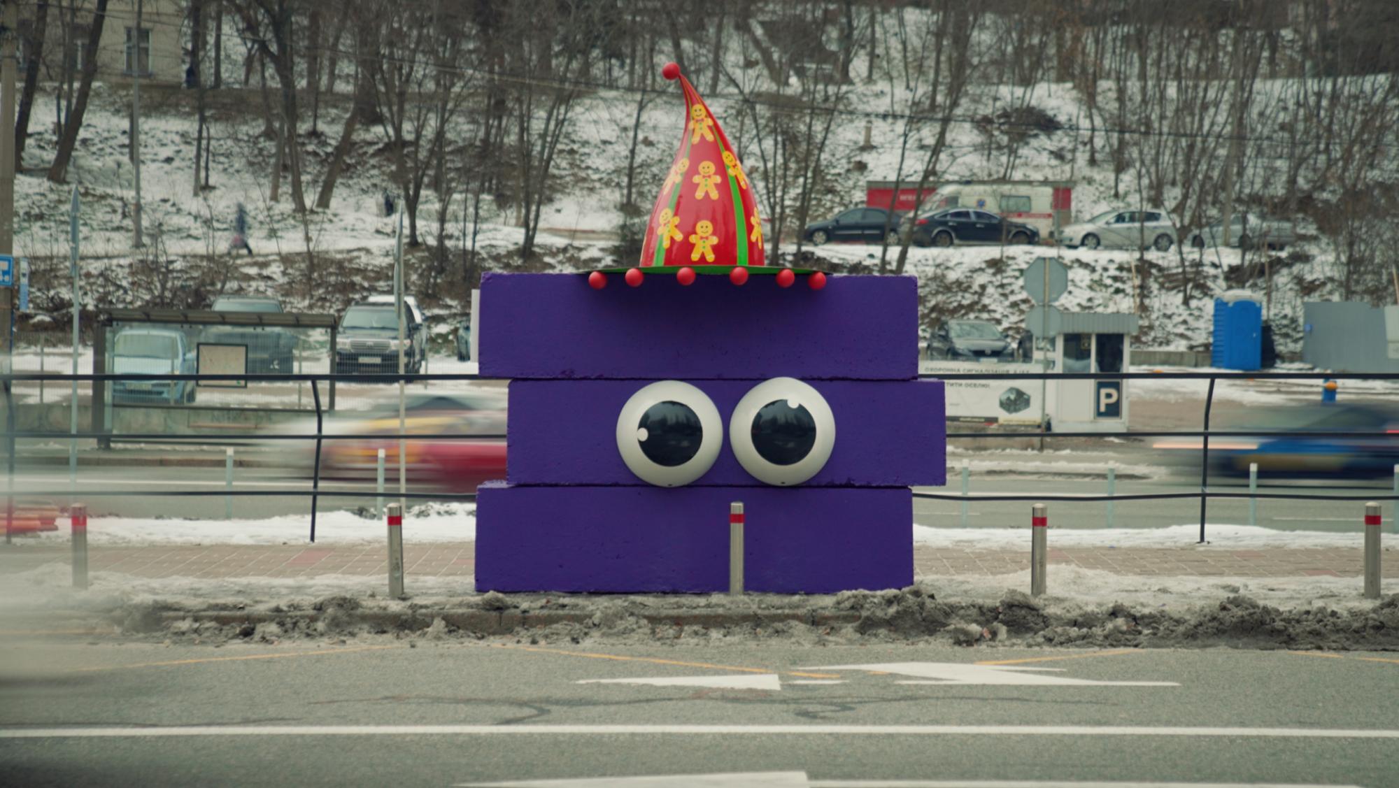 Київ усіяли "казкові" бетонні блоки: хто і навіщо це зробив